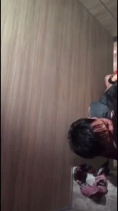 때와 장소 분간 못하고 클럽 화장실에서 발정난 개들처럼 떡치는 년놈들